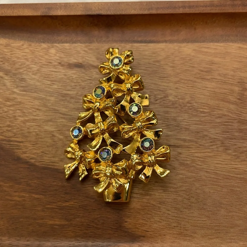 Vintage AVON Christmas Tree Pin Brooch Iridescent‎ Stones Gold Tone Bow